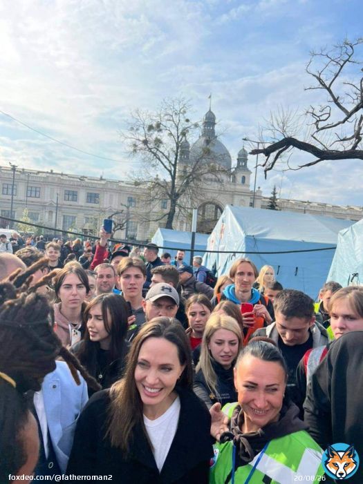 #AngelinaJolie is meeting people from the evacuation train that arrived to #Lviv, #Ukraina #Україниа #Львів #Lw&oacute;w #Lviv