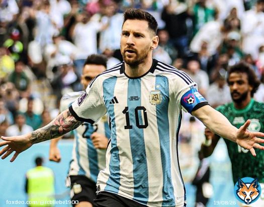 サッカーＷ杯でアルゼンチン対サウジアラビア戦見てるが、注目のリオネル・メッシ、実は自転車好きでサッカー好きゲラント・トーマスと写真撮ったり、イネオスがチームスカイ時代にメッシにドグマと名前入り(LEO10)ジャージを贈呈。サッカー選手で自転車好きは多い。#FIFAWorldCup #FIFAワールドカップ