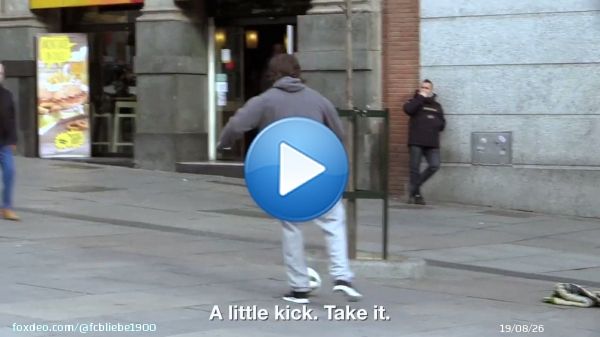 サッカーW杯カタール大会に出場しているポルトガル代表のクリスティアーノ・ロナウド選手が、ホームレスに変装して街中の人や少年ファンに仕掛けたこの素敵なドッキリ、今も超大好き。 #FIFAWorldCup #FIFAワールドカップ