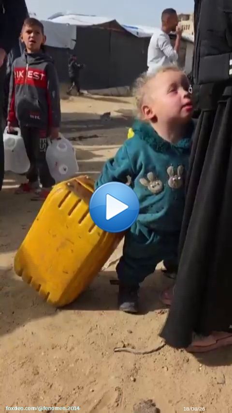 Süregelen insani sıkıntıları yansıtan bir sahnede, bir çocuk saatlerce annesinin yanında su bidonuyla su dağıtım hattında sırasını bekliyor. Gazzeyi Gör #SeeGaza
