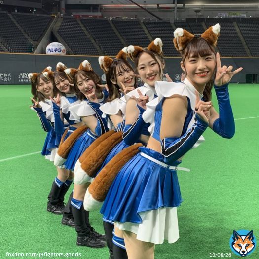 明日は #きつねダンス DAY 『The Fox』を歌うYlvisが札幌ドーム来場 #ファイターズガール と一緒にみみカチューシャ＆きつねのしっぽをつけて一緒に盛り上げましょう  オフィシャルオンラインストア   #fightersgoods #ファンは宝物 #lovefighters