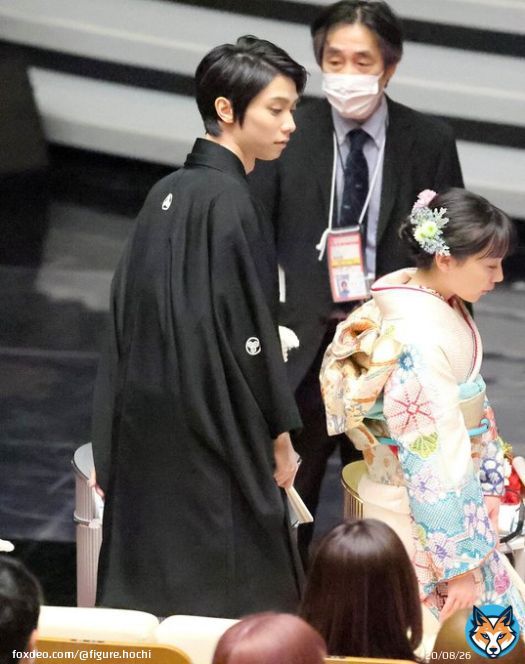 羽生結弦さん　羽織袴姿で紅白審査員　黒柳徹子にマイク差し出しフォロー  #フィギュアスケート #figureskating
