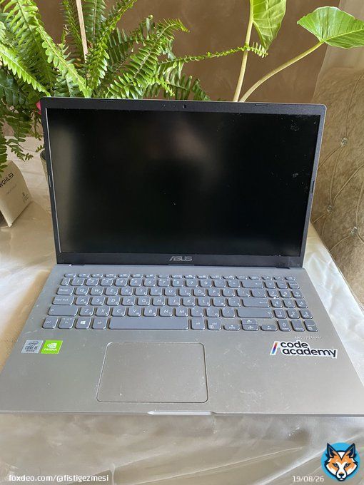 ASUS Notebook satılır Parametrləri:. 8 GB ram,icore5 2020 de alınıb. He&ccedil; bir problemi yoxdur Qiymət : 700 azn #rt #help