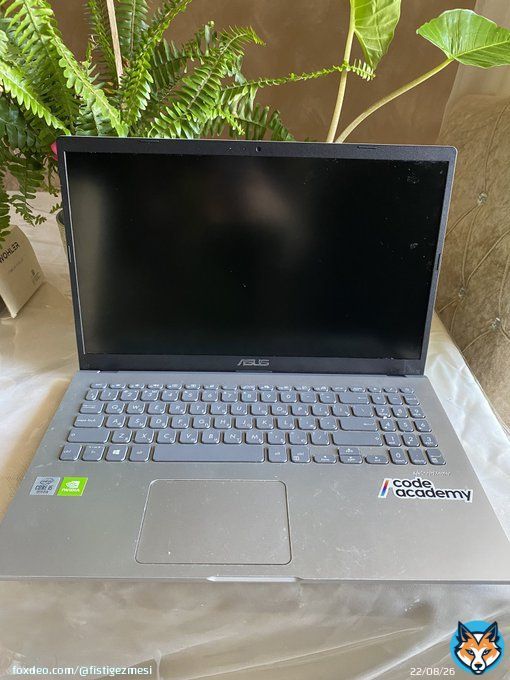 ASUS Notebook satılır Parametrləri:. 8 GB ram,icore5 2020 de alınıb. He&ccedil; bir problemi yoxdur Qiymət : 700 azn #rt #help