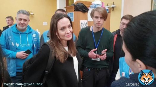 Angelina I don't know you and may never know you, but as a grandson of Ukrainians I will always be grateful for your empathy with the Ukrainian people. #AngelinaJolie #UNHCR @UN @Refugees #Le&oacute;polis #Львів #Lviv #Україна #Ukraine #GloryToUkrainne  \ud83c\uddfa\ud83c\udde6