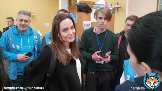 Angelina I don't know you and may never know you, but as a grandson of Ukrainians I will always be grateful for your empathy with the Ukrainian people. #AngelinaJolie #UNHCR @UN @Refugees #Le&oacute;polis #Львів #Lviv #Україна #Ukraine #GloryToUkrainne  \ud83c\uddfa\ud83c\udde6