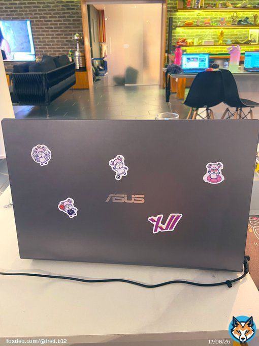 O notebook do ADM j&aacute; t&aacute; completamente no mood carneiro!   TEAM FRED