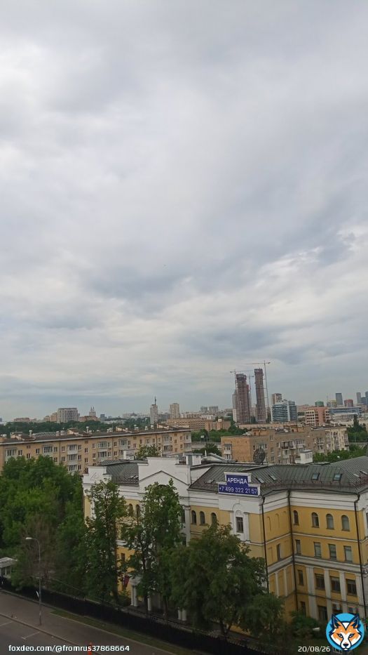 Утренняя Москва сегодня серая, хмурая, неприветливая, неяркая, но такая родная и любимая. Если бы не вид из окон, моё пребывание здесь было бы гораздо унылым и безрадостным. Надеюсь увидеть грандиозный салют 12 июня
