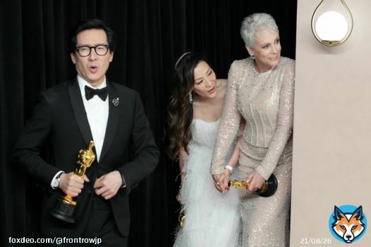 キー・ホイ・クァンの後ろでイチャつくミシェル・ヨーとジェイミー・リー・カーティス。青春感溢れすぎてて、もはや笑ってしまう
