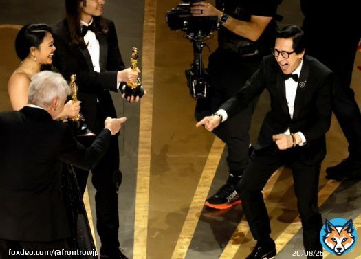 まさに博士とショーティ！ ハリソン・フォードとキー・ホイ・クァンが受賞の喜びをわかち合う姿が愛おしい、というかもはや感動的すぎて涙腺崩壊