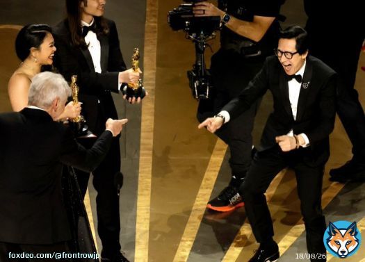 まさに博士とショーティ！ ハリソン・フォードとキー・ホイ・クァンが受賞の喜びをわかち合う姿が愛おしい、というかもはや感動的すぎて涙腺崩壊