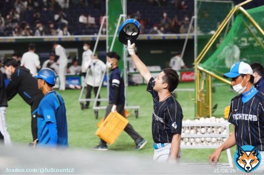 侍ジャパン&times;日本ハム（東京ドーム）  引退する #杉谷拳士 内野手の打撃練習に西武のウグイス嬢・鈴木あずささんが異例の登場で&ldquo;惜別イジリ&rdquo;を披露  杉谷も練習後には鈴木さんに笑顔で挨拶し、最後の&ldquo;コラボ&rdquo;となりました  #侍ジャパン #日本ハム