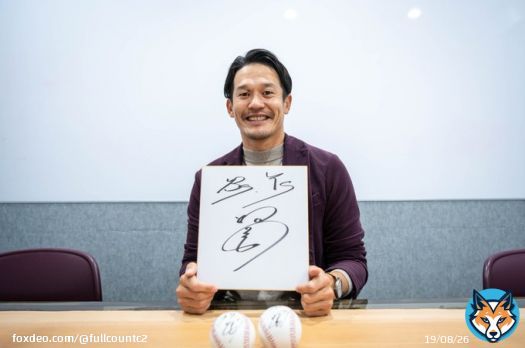 ＼プレゼントキャンペーン／  近鉄、オリックス、ヤクルトで20年間プレー 通算1526安打を放ち、今季限りで現役を引退した #坂口智隆 さんのサイン入りグッズを計3名様に （色紙1名、ボール2名）  応募方法 @Fullcountc2 をフォロー この投稿をいいね＆RTで応募完了 〆切：11/29  #swallows