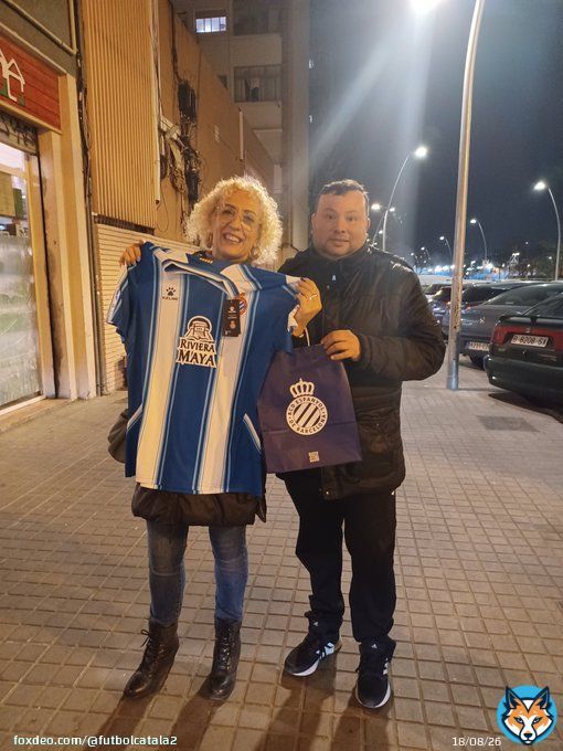 Ya con la camiseta del @RCDEspanyol la ganadora @Sa72529510 por la  seguidora del @FutbolCatala2