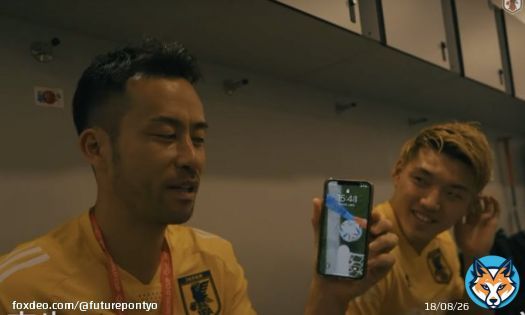吉田麻也(日本代表)  例のシーンをiPhoneのロック画面に設定している。