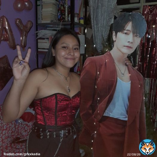 pues si no alcanzo boleto, mi novio ya me regal&oacute; un donghae de cart&oacute;n #SUPERJUNIOR #SS9enlaArenaCDMX #SuperShow9inMexico