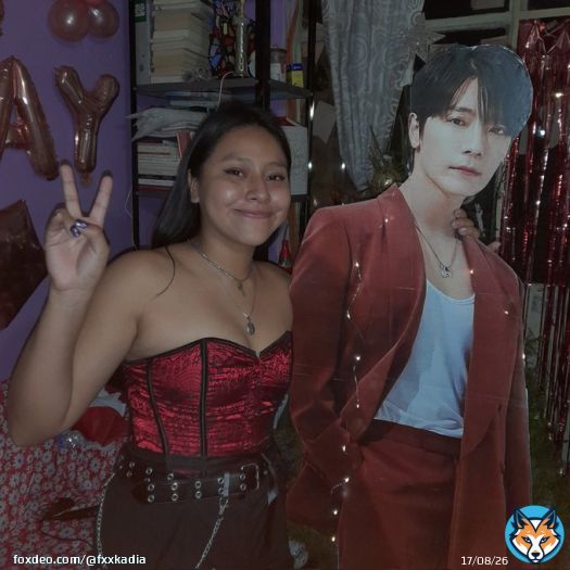 pues si no alcanzo boleto, mi novio ya me regal&oacute; un donghae de cart&oacute;n #SUPERJUNIOR #SS9enlaArenaCDMX #SuperShow9inMexico