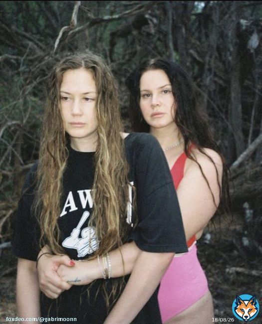 New photos of Lana Del Rey with her cute sister and her hot brother