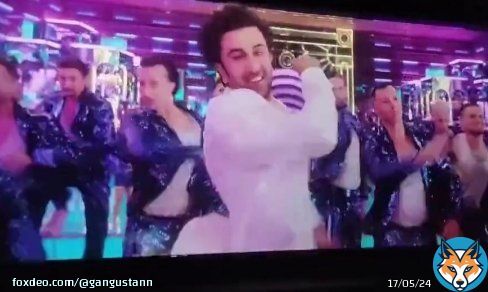 Theatre erupted when he started dancing. My dad literally said 'kitna acha dance karta hai' . I mean not everyone can become the highlight of a song which is there for actress but wo RANBIR RAJ KAPOOR hai kuch bhi kar sakta hai #RanbirKapoor