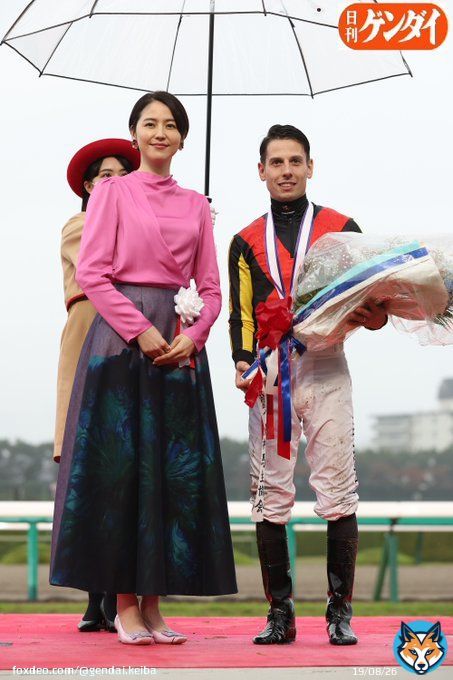 長澤まさみさんファンの方々へ。 本日、阪神競馬場にプレゼンターとしてご来場されていました。 ピンクのお召し物であることを知っていれば&hellip;&hellip;。 #長澤まさみ  #阪神競馬場 #エリザベス女王杯 #Ｃ・デムーロ