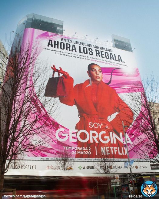 Sabemos que a @georginagio le encanta coleccionar bolsos pero ahora, para celebrar el lanzamiento de #SoyGeorgina, los REGALA. Y van a estar hechos del material de esta lona. &iquest;Quieres uno? \u2b07\ufe0f1. Comparte una foto de la lona con el hasashtag #DameUnBolsoGeorgina2. Cu&eacute;ntanos por qu&eacute; te mereces el bolso \ud83d\udc5cLa participaci&oacute;n se puede hacer tambi&eacute;n a trav&eacute;s de Twitter. BBLL en bio