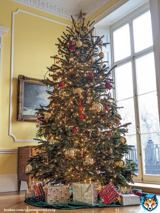 Frohe Weihnachten and Merry Christmas from everyone at the German Embassy!