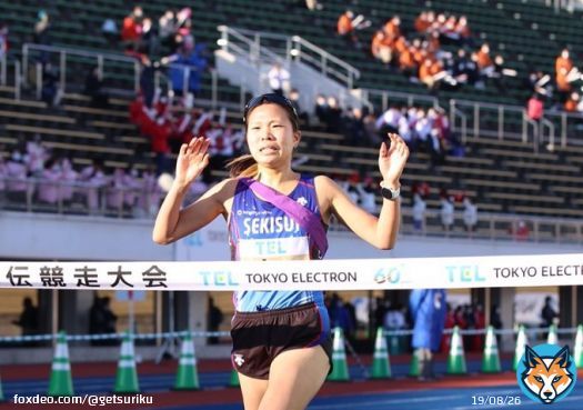 2位・積水化学 連覇ならずも「総合力で取った価値ある」と新谷仁美／#クイーンズ駅伝   フィニッシュ後、涙を浮かべる佐々木を慰めた新谷。「2年前の準優勝は『ワンマンチーム』。今回は総合力で取った、価値のある2位」 #積水化学 ｜月陸Online