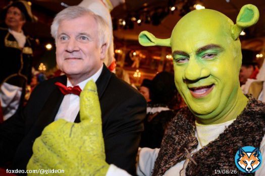 Der bayrische Ministerpr&auml;sident Horst Seehofer sichert Shrek nach monatelangen Verhandlungen zu das Fracking in seinem Sumpf zu beenden (2014, koloriert)