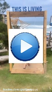 Numa terra distante chamada Perfei&ccedil;&atilde;o, o seu governante, Perfeito, mantinha seu povo prisioneiro em seu grande espelho. Certo dia, Perfeito prop&ocirc;s a seus prisioneiros que lhes concederia a liderdade, contanto que se tornassem perfeitos. Sem explicar,o que significava essa perfei&ccedil;&atilde;o, somente que era necess&aacute;ria para que seu povo se tornasse livre, os pensioneiros, confusos, mas ao mesmo tempo, extremamente animados com a perspectiva de serem libertos do espelho de Perfeito, de uma ver por todas, passaram a uma busca enlouquecida por essa tal de perfei&ccedil;&atilde;o. Eles fizeram de tudo para alcan&ccedil;arem a perfei&ccedil;&atilde;o: Mudaram o corte de cabelo,de roupa,trocaram de personalidade, de comportamento, de voz e de nome, por&eacute;m nada satisfazia Perfeito. Eles tentaram de tudo, o tempo foi passando e ap&oacute;s terem esgotafo todas as possibilidades de aperfei&ccedil;oamento, voltaram-se uns contra os outros. Essa batalha durou anos e os prisioneiros de Perfeito literalmente destru&iacute;ram uns aos outros em suas tentativas de se tornarem perfeitos. O &uacute;nico sobrevivente foi Perfeito,porque Perfeito, s&oacute; ele.
