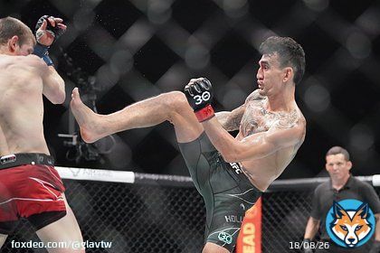 Холлоуэй победил британца и вошел в историю UFC  Американский боец смешанного стиля (MMA) Макс Холлоуэй одержал победу над британцем Арнольдом Алленом в главном поединке турнира UFC on ESPN 44 в американском Канзасе. Бой завершился победой спортсменаединогласным решением суде...