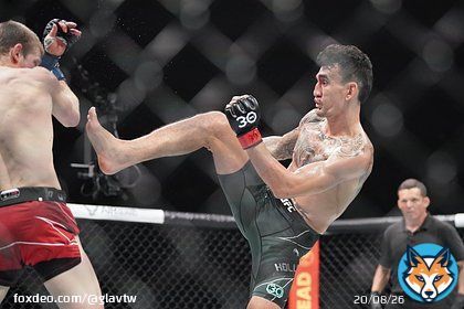 Холлоуэй победил британца и вошел в историю UFC  Американский боец смешанного стиля (MMA) Макс Холлоуэй одержал победу над британцем Арнольдом Алленом в главном поединке турнира UFC on ESPN 44 в американском Канзасе. Бой завершился победой спортсменаединогласным решением суде...