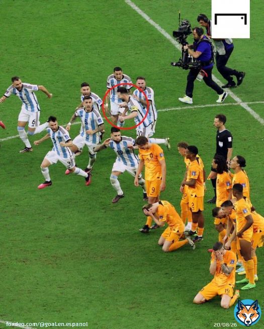 Esta foto representa todo lo que es Leo Messi. Como jugador, como profesional y como persona. Mientras sus compa&ntilde;eros le restregaban a los holandeses la victoria, &eacute;l solamente sonre&iacute;a y corr&iacute;a a celebrar con Lautaro y la afici&oacute;n. Es un grande. Un fuera de serie. Imposible odiarlo