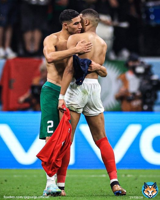 エンバペ  ハキミ  #カタールW杯 準決勝 フランス&times;モロッコの試合終了後、#パリ・サンジェルマン で共にプレーする #エンバペ と #ハキミ がユニフォーム交換＆抱擁。  #Qatar2022 | #FIFAワールドカップ