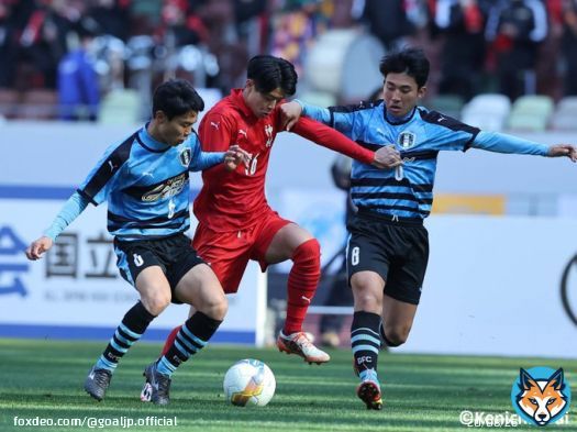 #岡山学芸館 がPK戦の末、初の決勝へ！  90分間で6ゴールが生まれた準決勝 第1試合。神村学園との点の取り合いを制して岡山学芸館が史上初の決勝進出！  高校サッカー選手権 初優勝を目指し、決勝で東山&times;大津の勝者と激突！  高校サッカー選手権 準決勝 神村学園 3-3 (PK 1-4) 岡山学芸館
