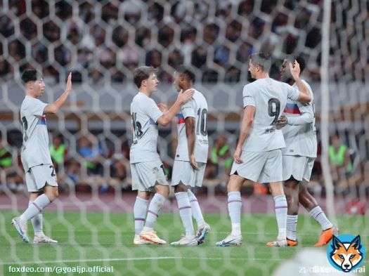 バルサが2-0で神戸を下す   後半、互いに決定機作るが得点なく、前半に #ケシエ と #エリック・ガルシア のゴールでリードを奪った #バルセロナ が勝利。  注目集めた #ヴィッセル神戸 の #イニエスタ は80分までプレー。交代時には国立競技場が大きな拍手に包まれ、#チャビ 監督と抱擁交わした。