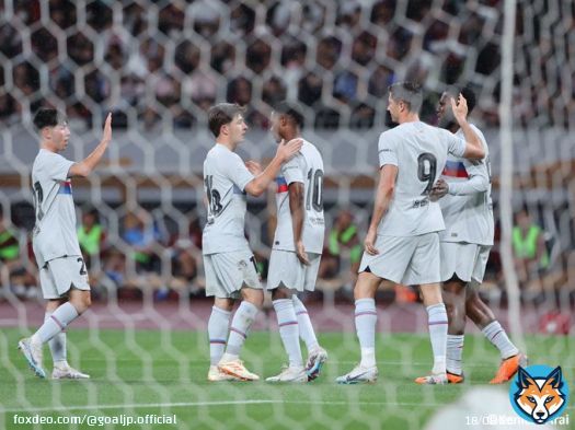 バルサが2-0で神戸を下す   後半、互いに決定機作るが得点なく、前半に #ケシエ と #エリック・ガルシア のゴールでリードを奪った #バルセロナ が勝利。  注目集めた #ヴィッセル神戸 の #イニエスタ は80分までプレー。交代時には国立競技場が大きな拍手に包まれ、#チャビ 監督と抱擁交わした。