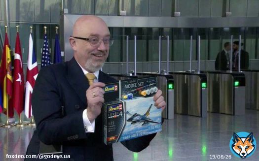 Министр обороны Алексей Резников заявил, что в преддверии 2023 года написал письмо Деду Морозу и попросил ЗРК 'Patriot', а также истребители.  Безусловно, нельзя смеяться над олигофренами, таким больным требуется помощь и забота.  Но зачем олигофренана назначать министром обороны?