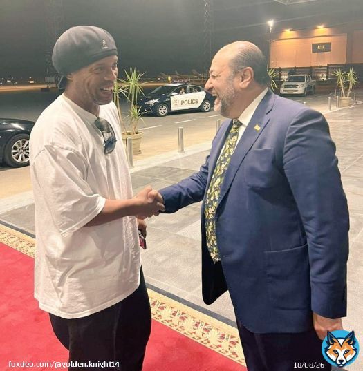 #رونالدينهو في #مصر عشان يحضر الماتش إللي اتأجل رسمي امبارح!  \ud83d\ude04  'آه، يا أمة ضحكت من جلها الأمم'