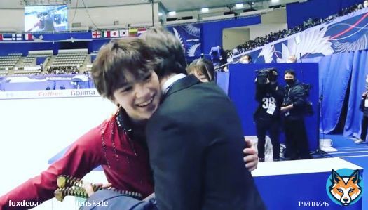Warm hug for #ShomaUno  #宇野昌磨 from coach #St&eacute;phaneLambiel after his SP, where he unfortunatly missed his combination but did everything else well.  - 91.66   #NHKTrophy #GPFigure