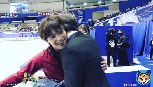 Warm hug for #ShomaUno  #宇野昌磨 from coach #St&eacute;phaneLambiel after his SP, where he unfortunatly missed his combination but did everything else well.  - 91.66   #NHKTrophy #GPFigure