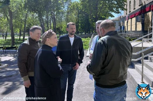 Юлия Тимошенко с группой нардепов приехала в Покровск. Депутат пообщалась с медиками и попыталась снять закладку в городском парке