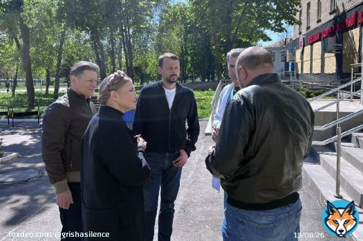 Юлия Тимошенко с группой нардепов приехала в Покровск. Депутат пообщалась с медиками и попыталась снять закладку в городском парке
