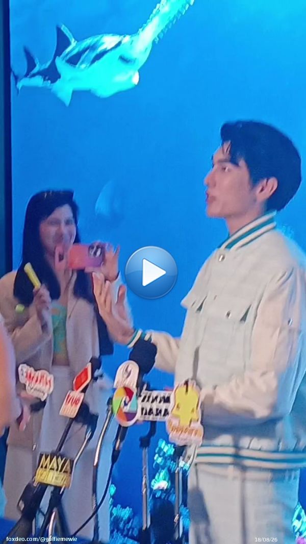 P&rsquo;JOM IS REALLY THE BEST  look at her smiling for Mew i&rsquo;m soft  SEA LIFE BANGKOK X MSS #SeaLifeBKKxMEW