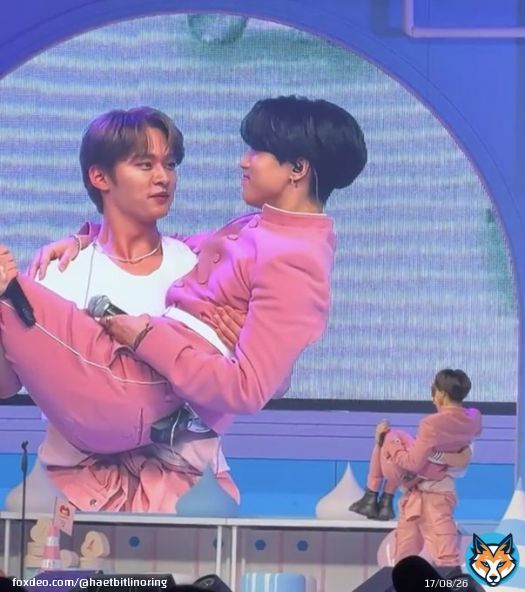 also its been one year since minsung couple pose aka princess han jisung being carried by his leeknow hyung.. A ENTIRE YEAR HELLO
