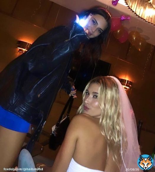 Kendall Jenner & Hailey Bieber at Hailey&rsquo;s bachelorette party