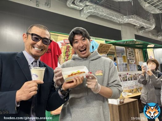 東芝野球部、そして北海道日本ハムファイターズの大先輩・坪井智哉さんがお店へ来てくれました  え・・・？ こ、こわい？？  いえ！優しいですよ！みなさん！！！ なんてこというんですか！  #坪井智哉 #KAKILAND #エスコンフィールドHOKKAIDO #避けて通る