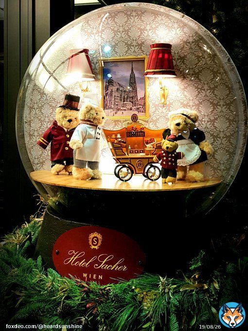 Kitsch as kitsch can - but I love it! Go for a walk in Vienna. The city will captivate you! #viennabynight #viennamylove #feelaustria #openyourheart #sendinglove #sendinggreetings
