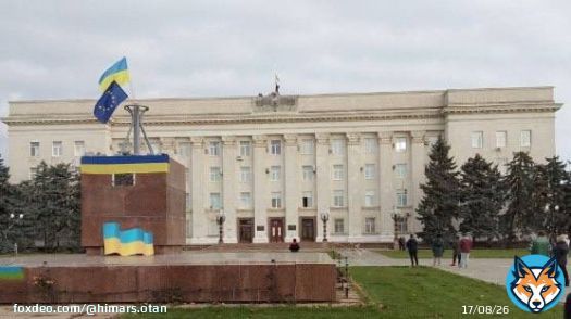 Местные жители, не дожидаясь ЗСУ, сами подняли над зданием администрации Херсона украинский флаг.  Тоже самое будет в Луганске, Горловке и в Донецке. Местные скинут триколорные тряпки и поднимут украинские флаги!