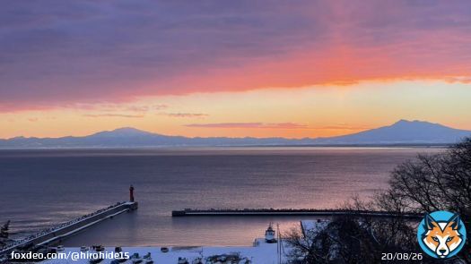あけましておめでとうございます。写真は網走市郊外の鱒浦海岸で、オホーツク海を挟んで知床連山からの初日の出です。いつも返信がいいねだけになってしまうのですが、かならず返信は読ませてもらっています。今年も宜しくお願いします。#初日の出 #オホーツク海 #知床連山