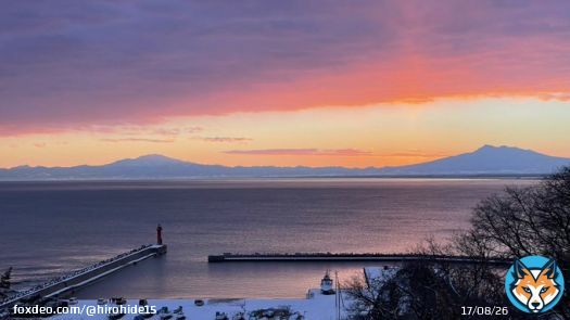 あけましておめでとうございます。写真は網走市郊外の鱒浦海岸で、オホーツク海を挟んで知床連山からの初日の出です。いつも返信がいいねだけになってしまうのですが、かならず返信は読ませてもらっています。今年も宜しくお願いします。#初日の出　#オホーツク海　#知床連山